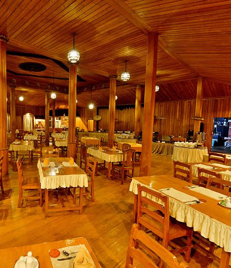 餐厅供应传统的缅甸菜、中国菜和欧洲菜。餐厅最多可供100位客人使用。特别娱乐（传统舞蹈或音乐）将在用餐期间进行（收费项目）。