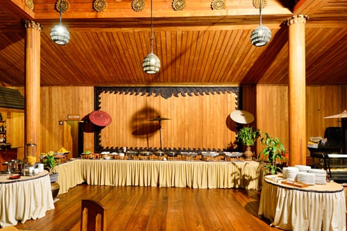 餐厅供应传统的缅甸菜、中国菜和欧洲菜。餐厅最多可供100位客人使用。特别娱乐（传统舞蹈或音乐）将在用餐期间进行（收费项目）。