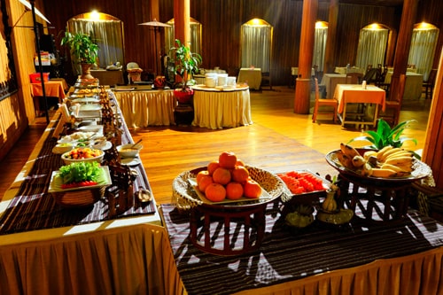 Shwe Inn Tha Floating Resort in Inle Lake Myanmar, Restaurant serves traditional Burmese